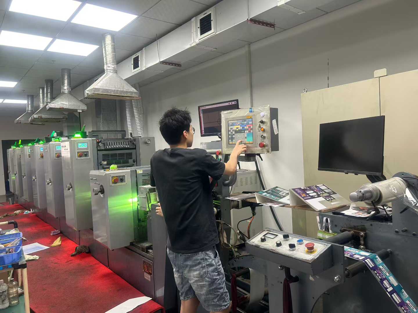 不干胶标签印刷什么时候需要打样｜颜色、粘性与机贴确认清单